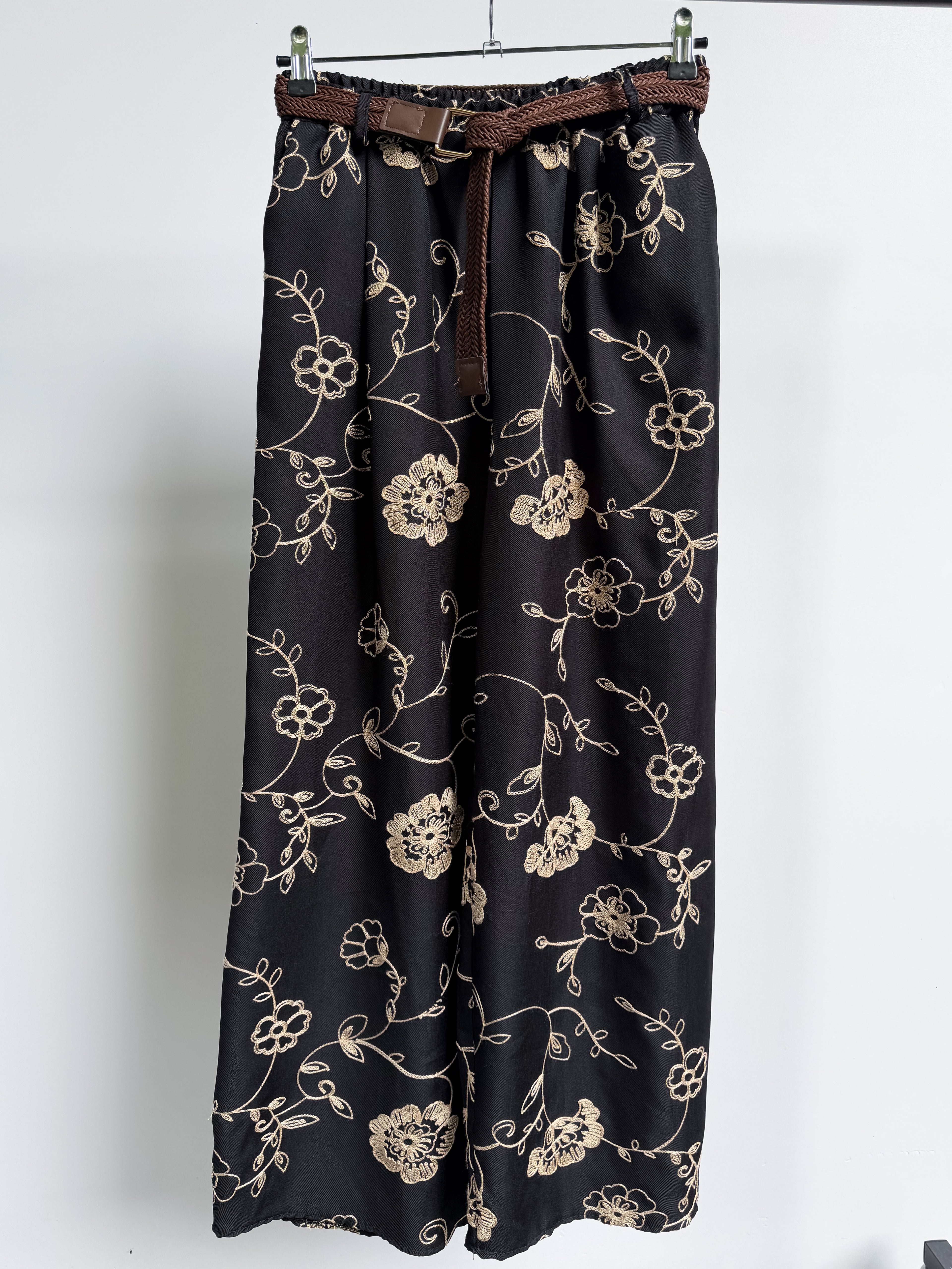 Pantalone con ricami