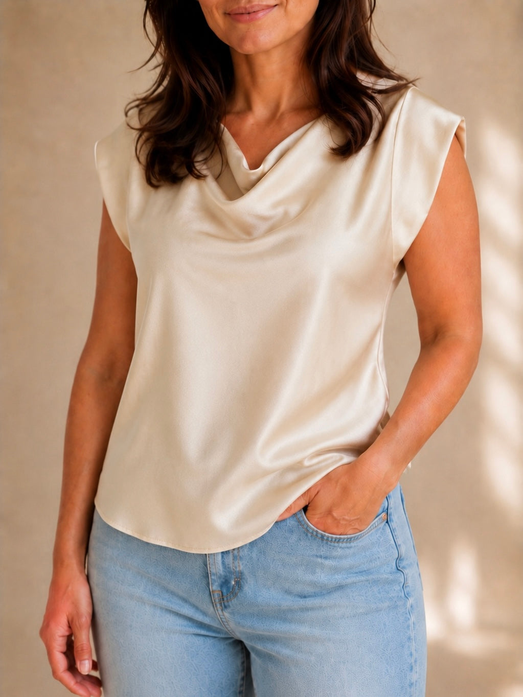 Blusa in raso con scollo drappeggiato