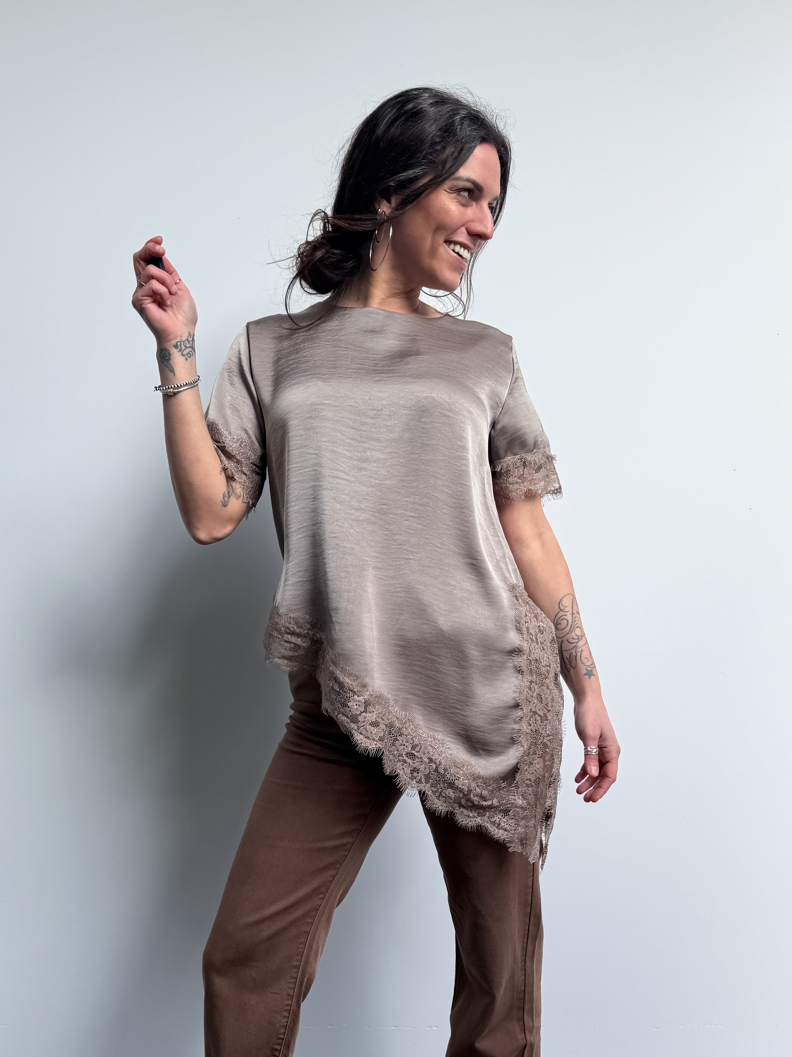 T-shirt in satin assimetrica