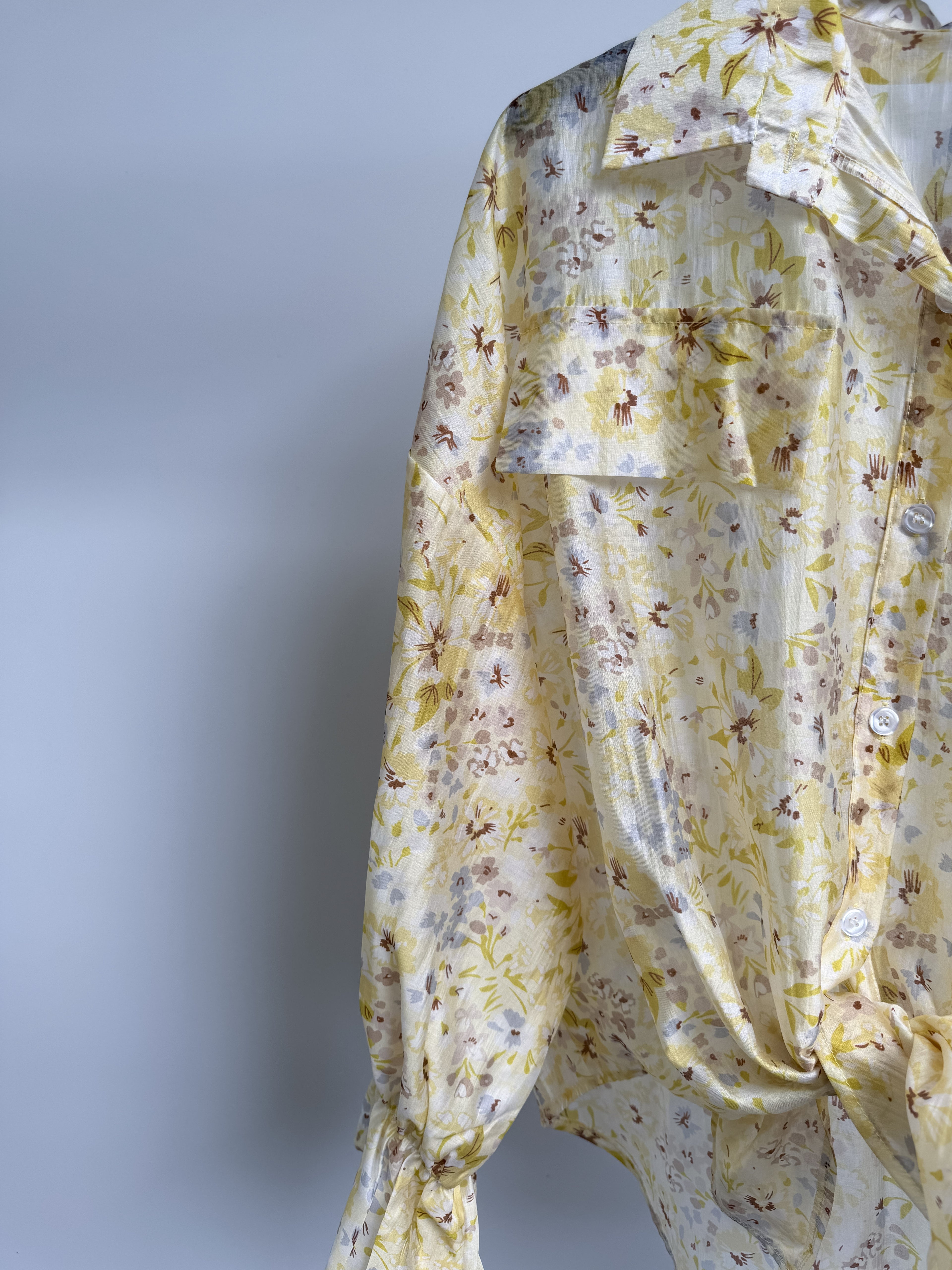 Camicia floreale con nodo