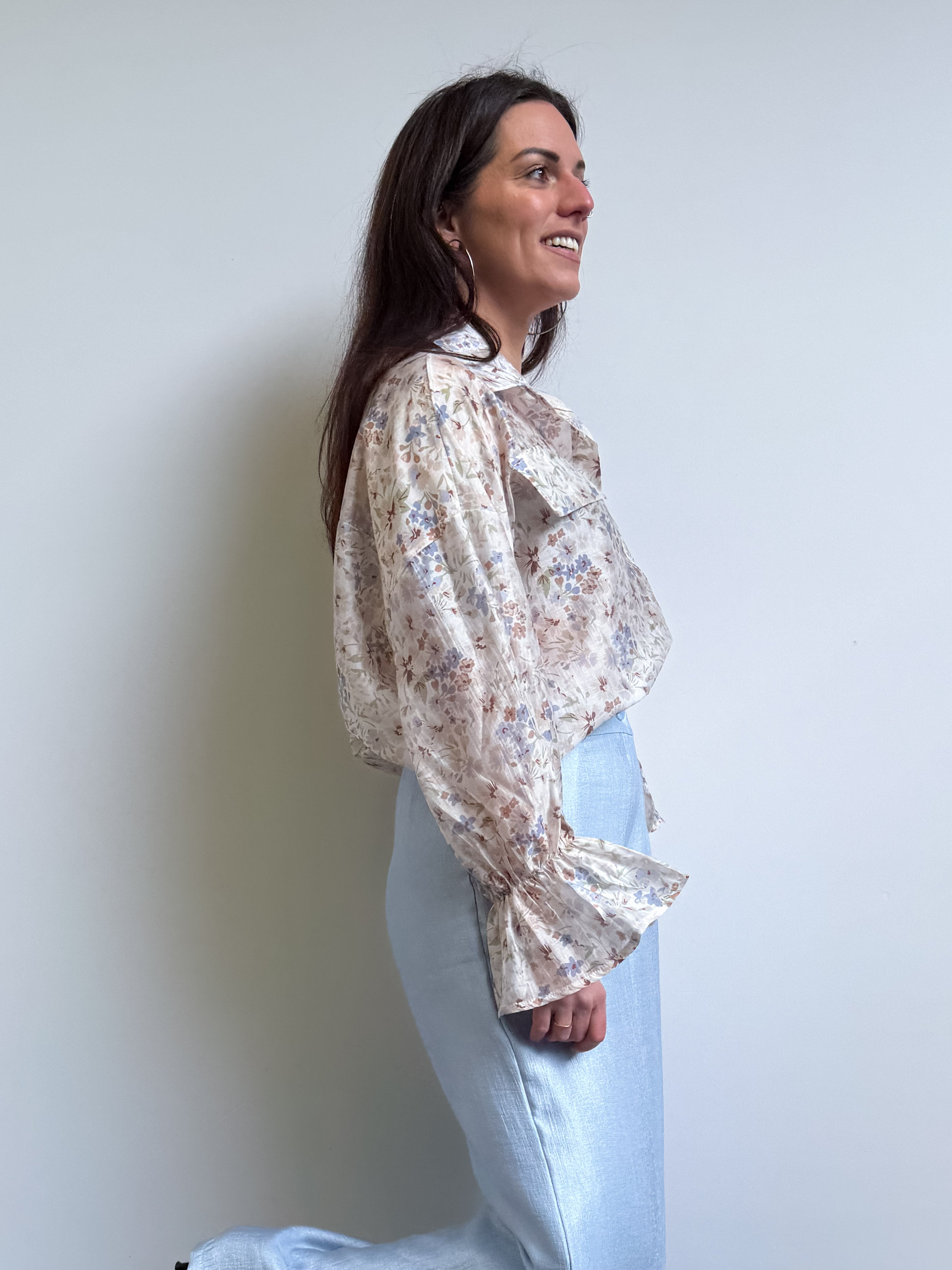 Camicia floreale con nodo