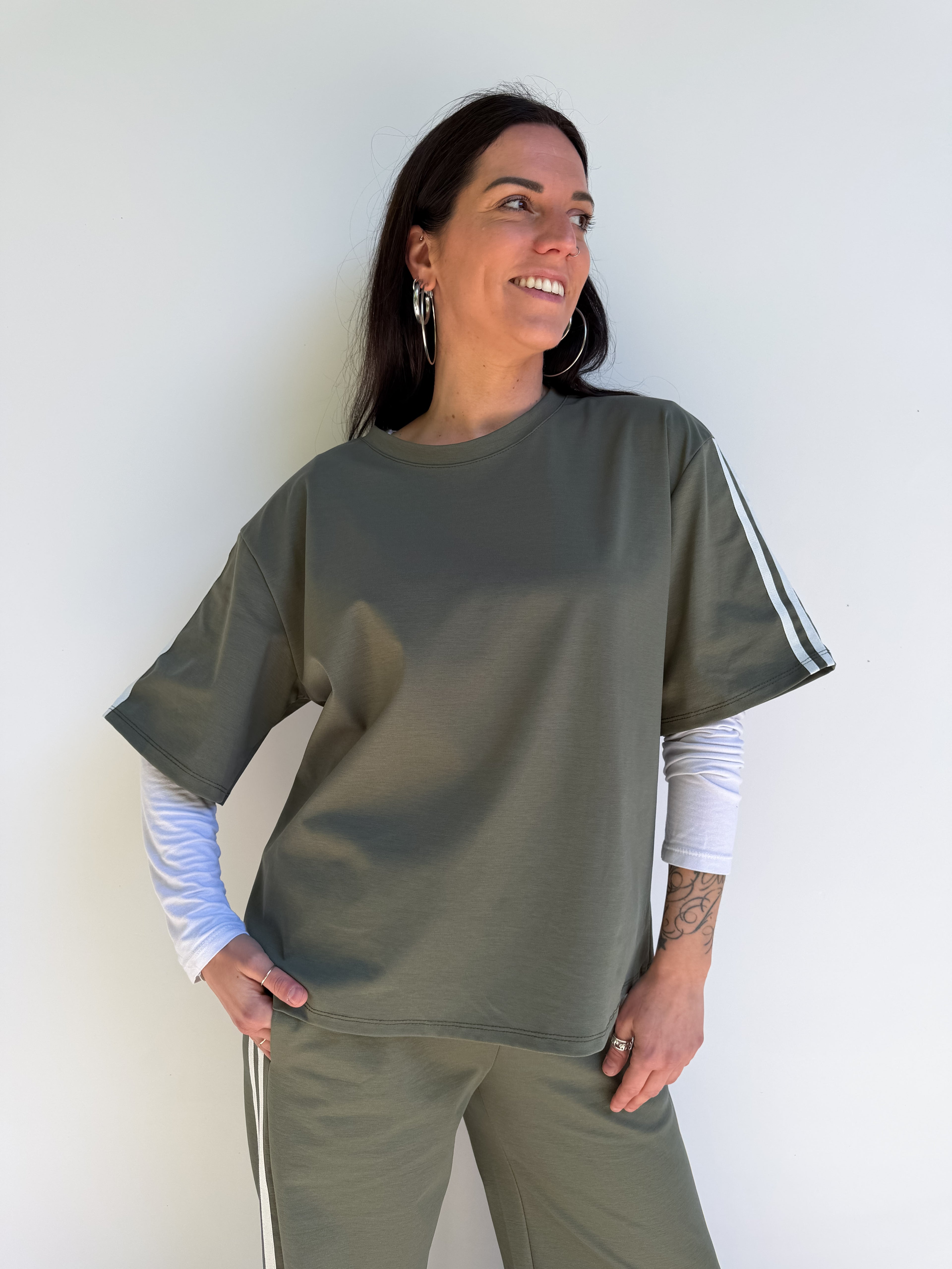 T-shirt over con bande