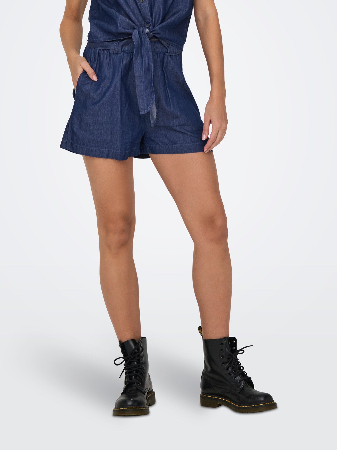 Shorts simil jeans con cintura