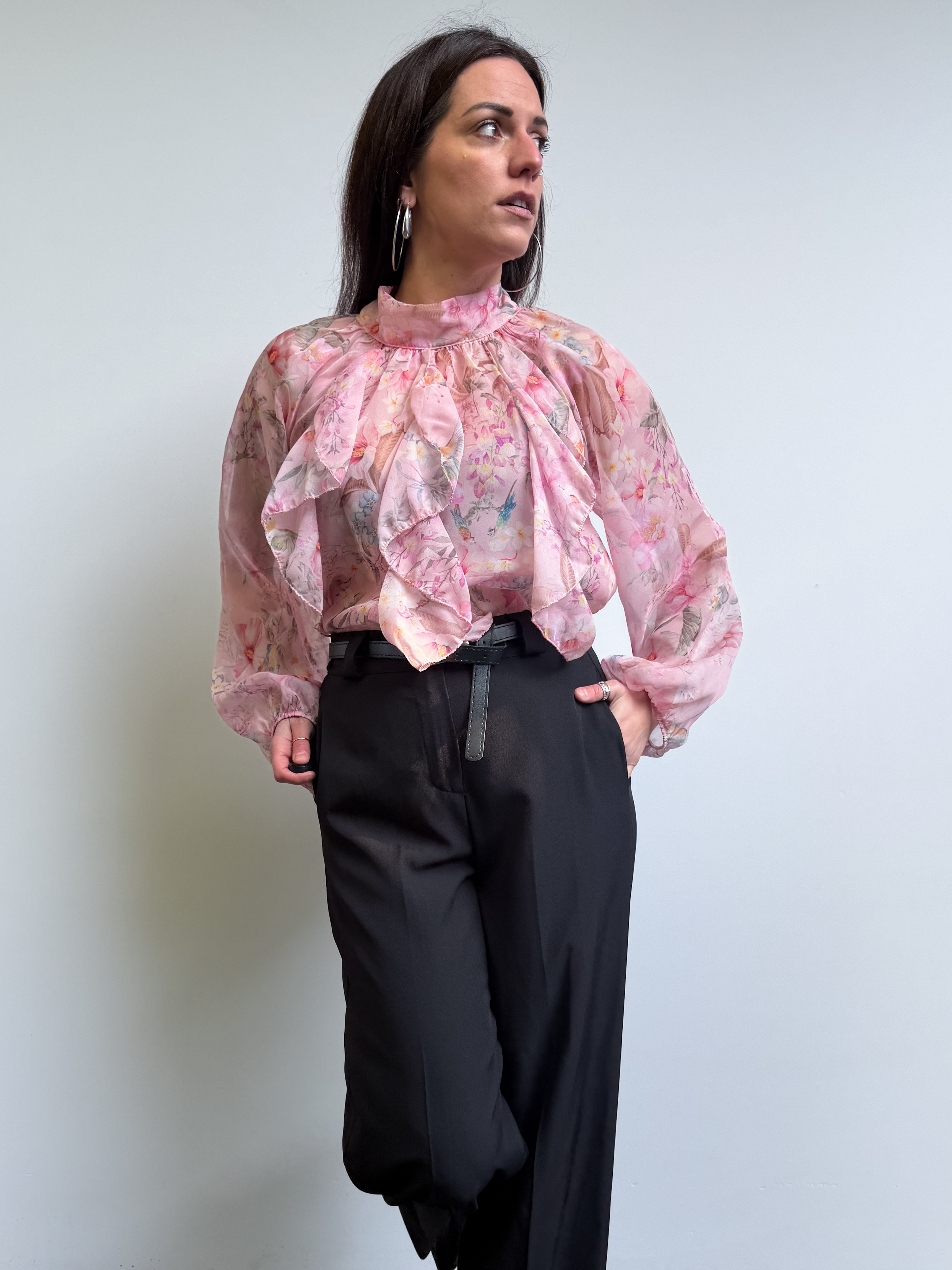 Blusa floreale con rouches e fiocco