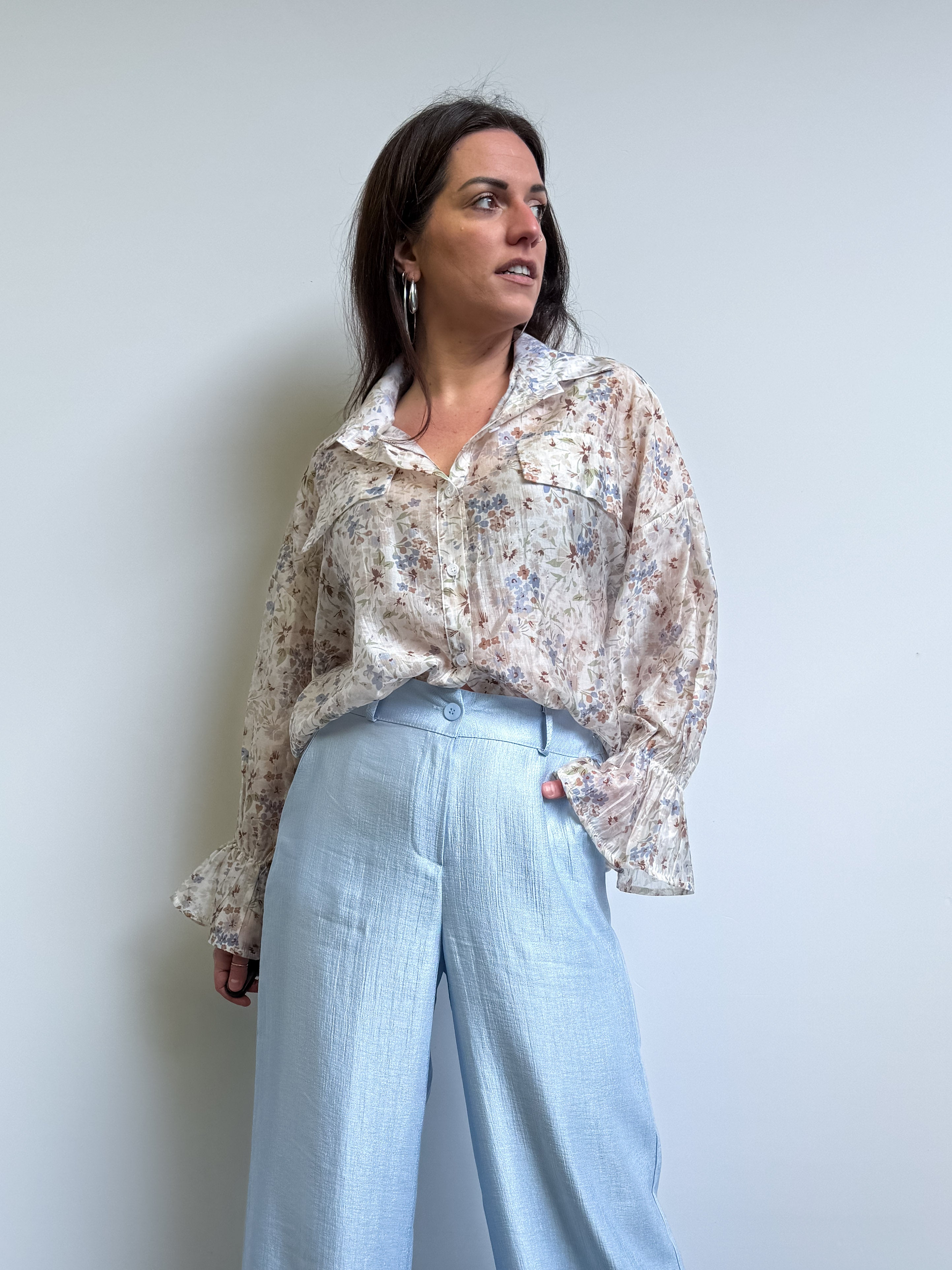 Camicia floreale con nodo