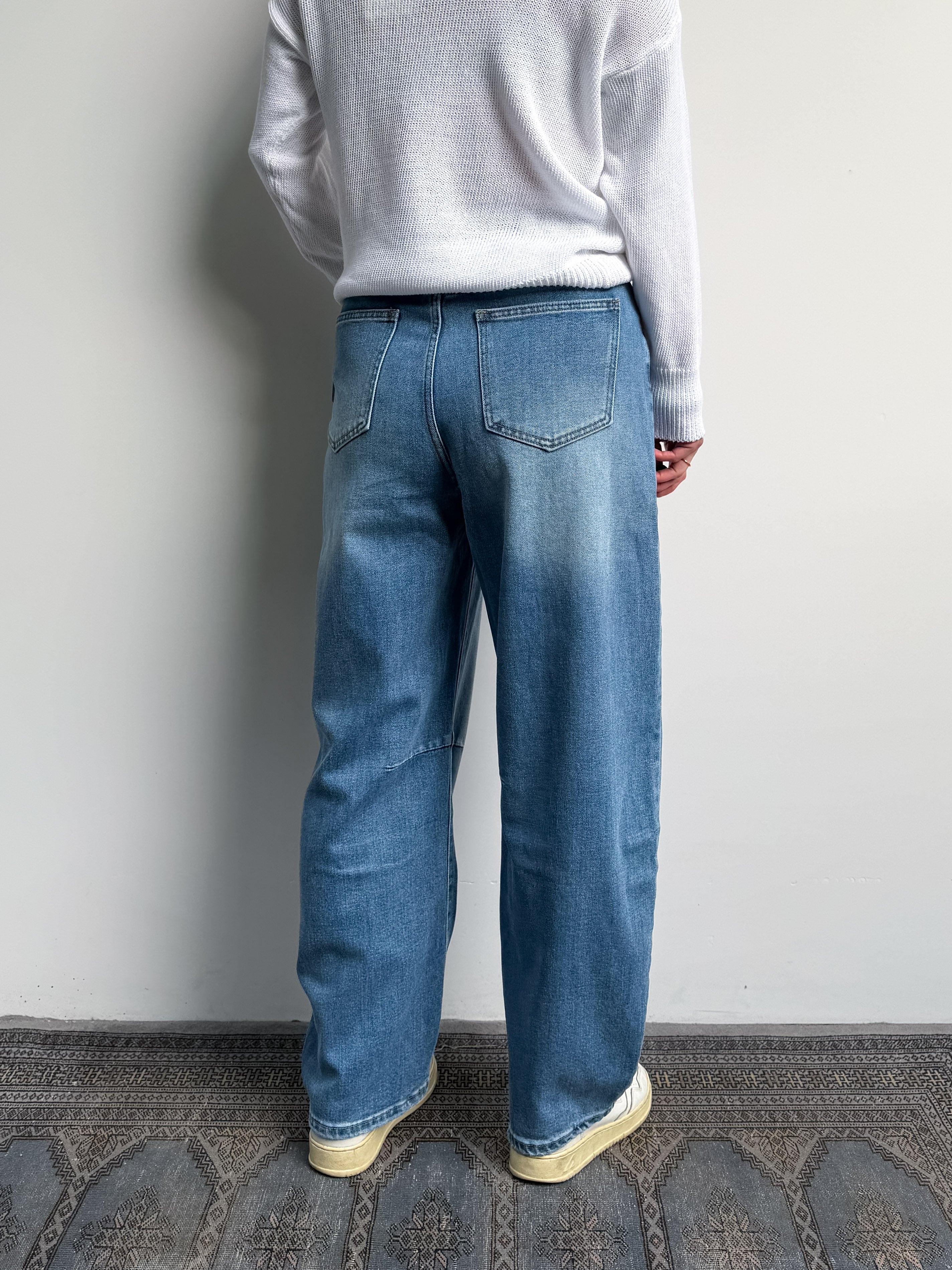 Jeans barrel fit con elastico