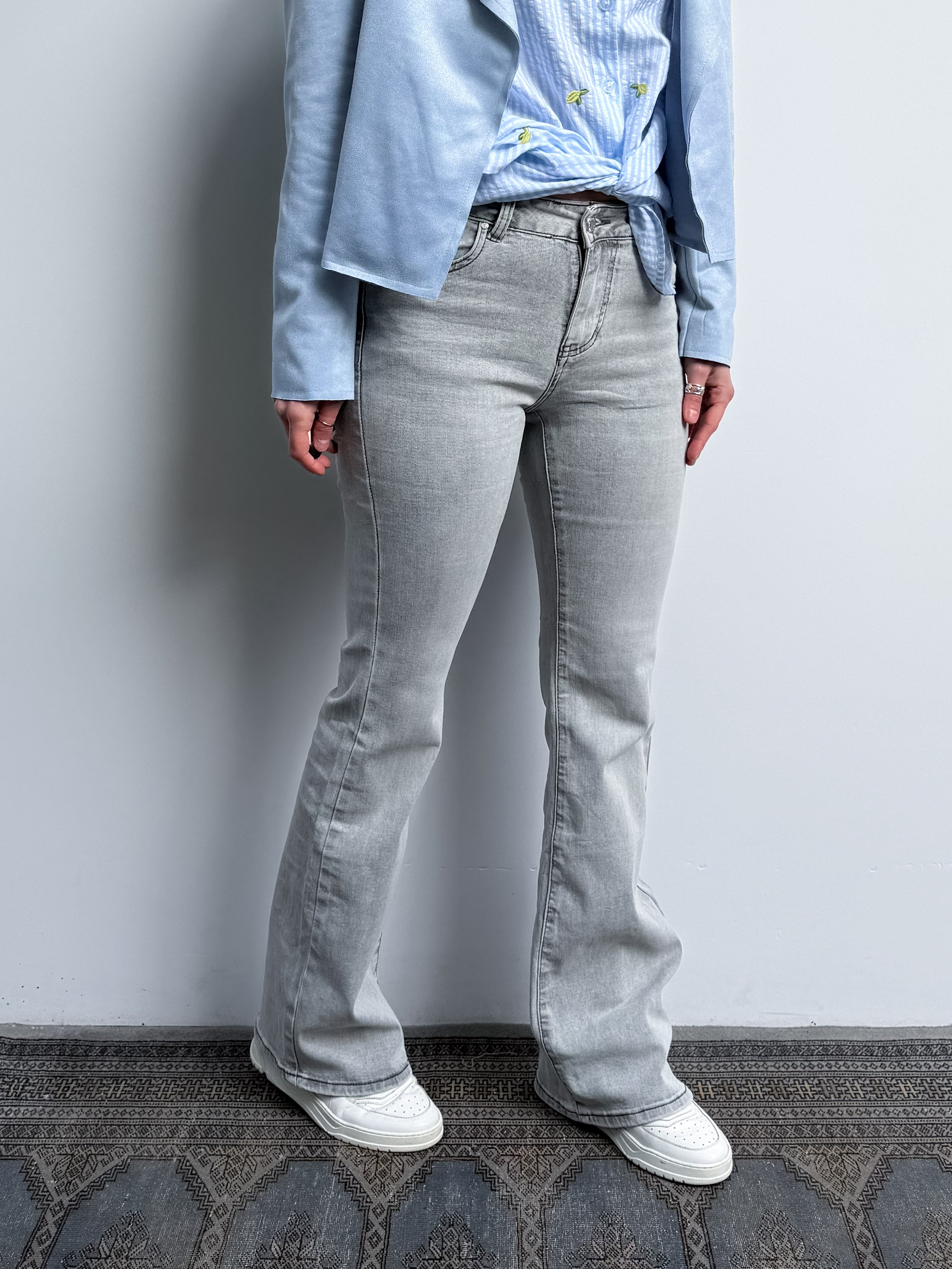 Jeans grigio a zampa