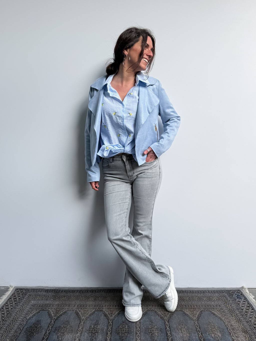 Jeans grigio a zampa