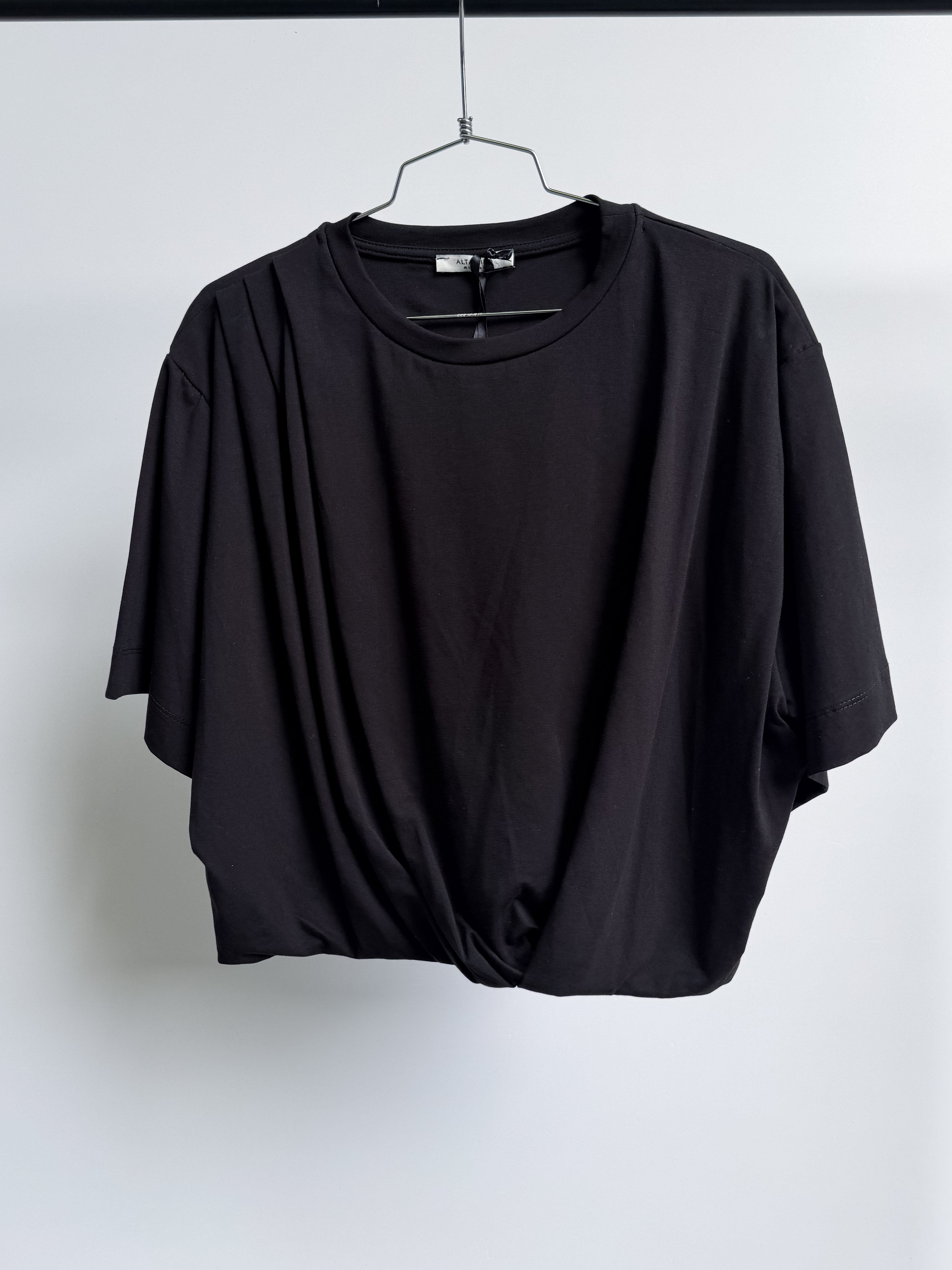 T-shirt crop con drappeggio