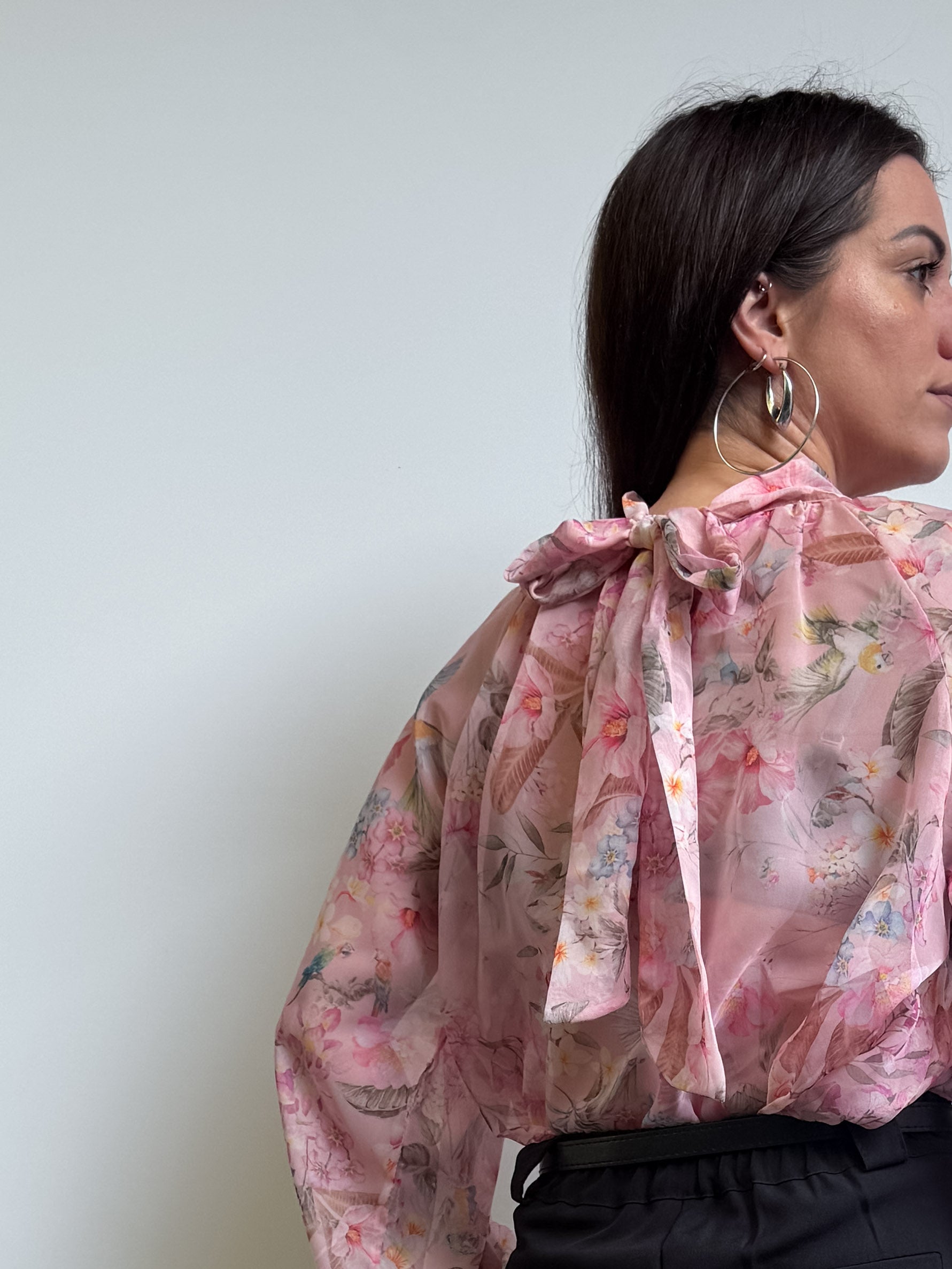 Blusa floreale con rouches e fiocco