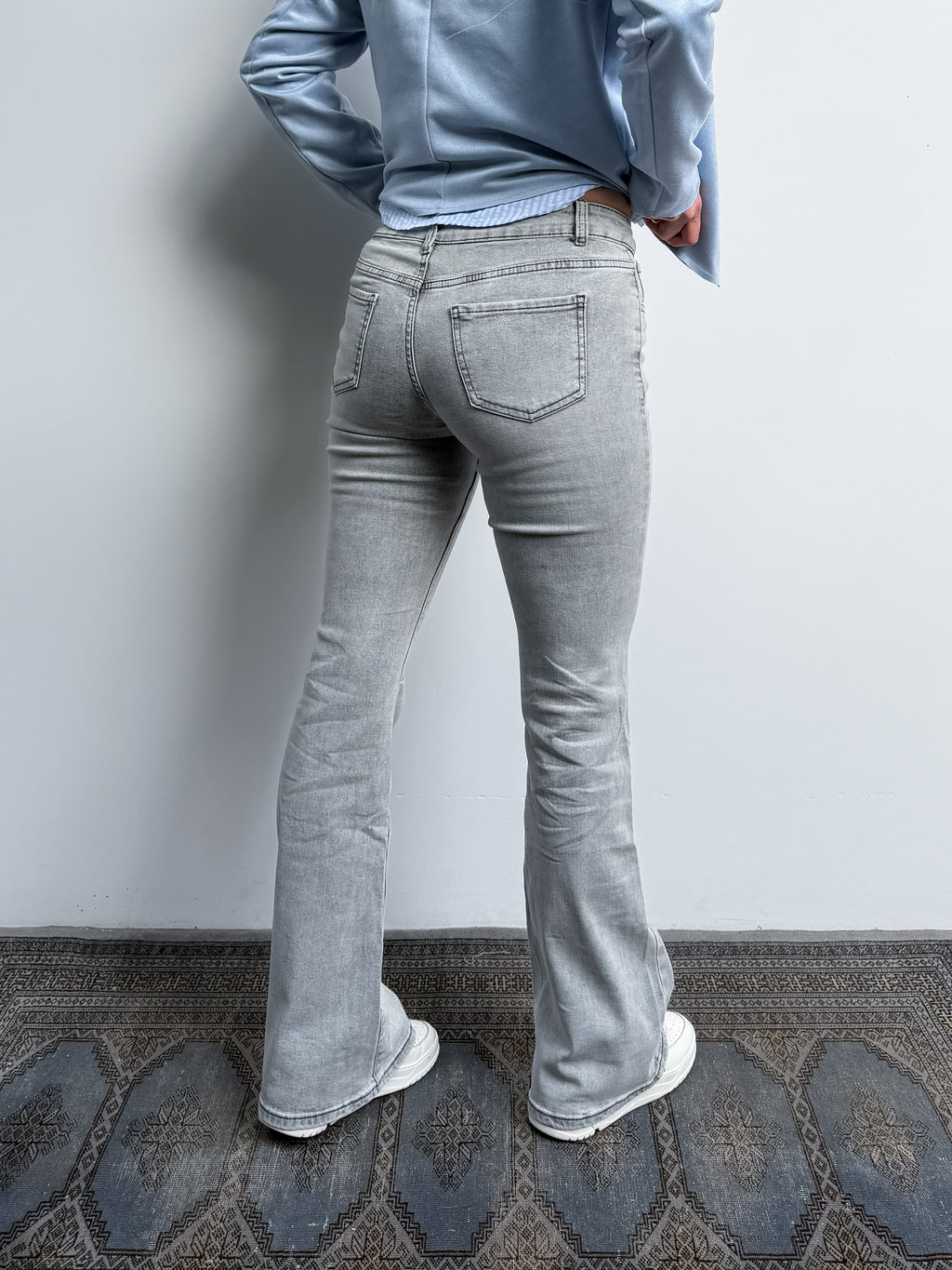 Jeans grigio a zampa