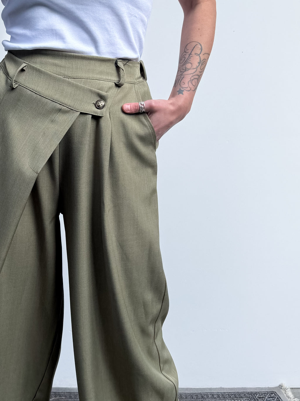 Pantalone con incrocio