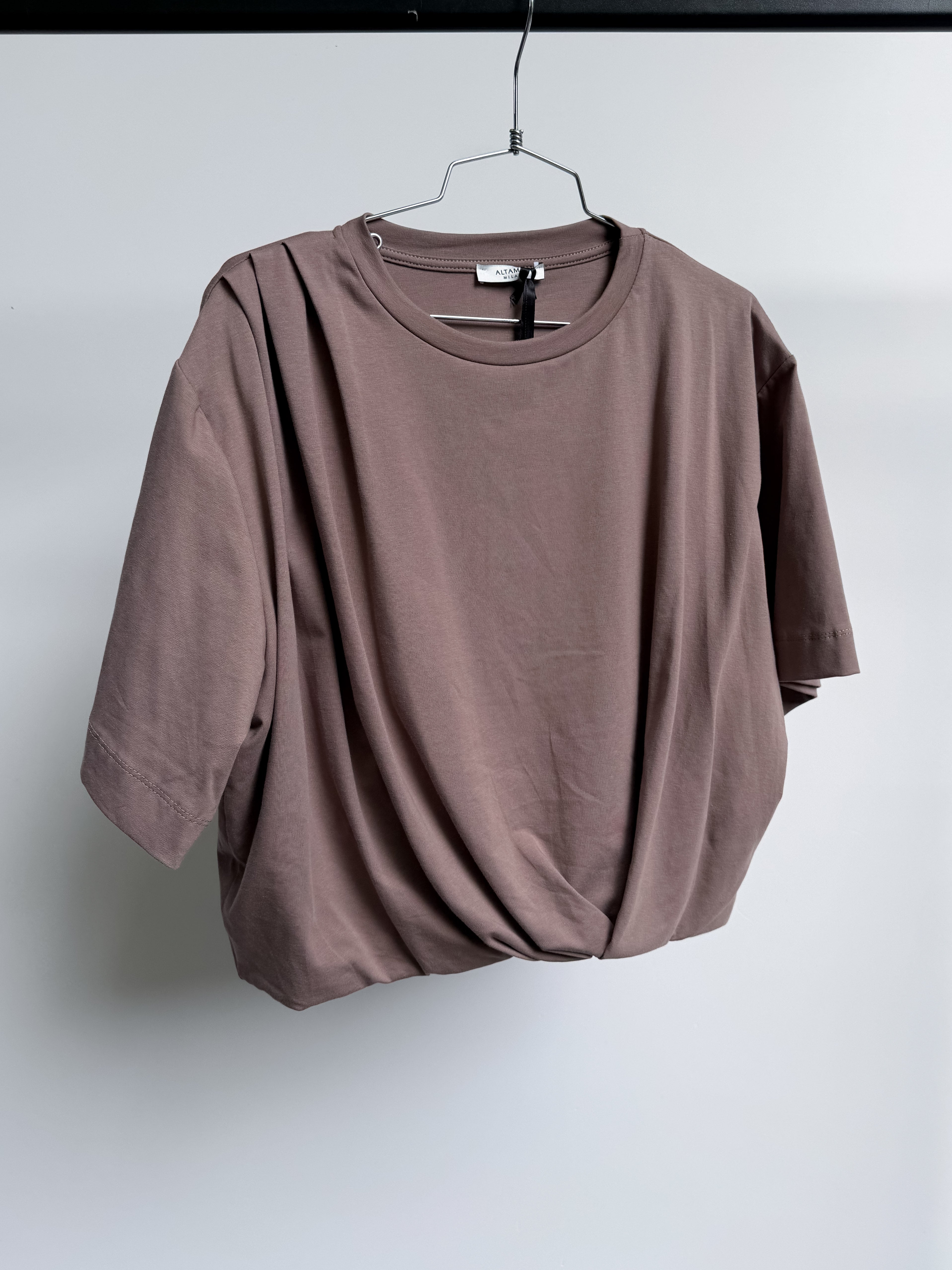 T-shirt crop con drappeggio