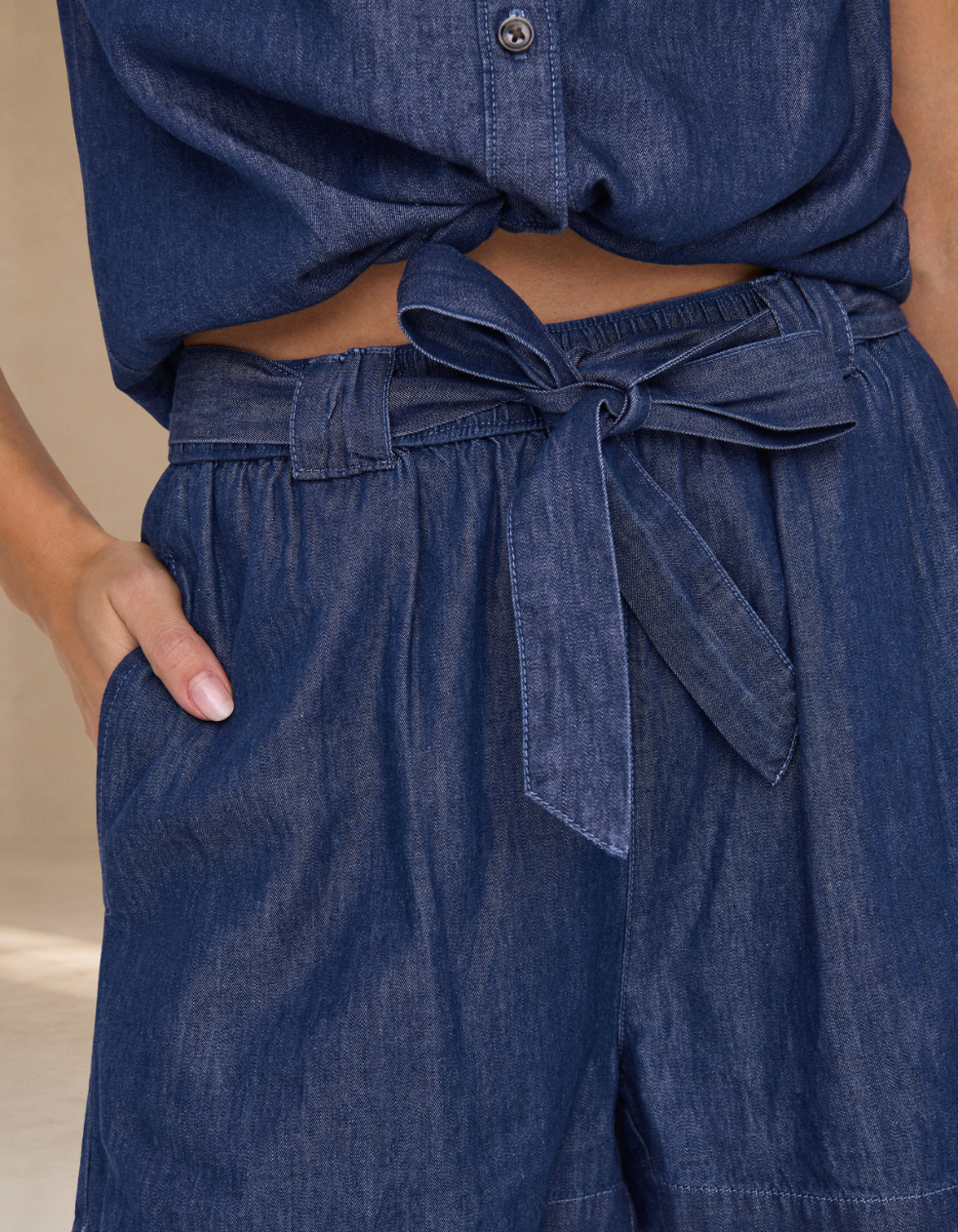 Shorts simil jeans con cintura