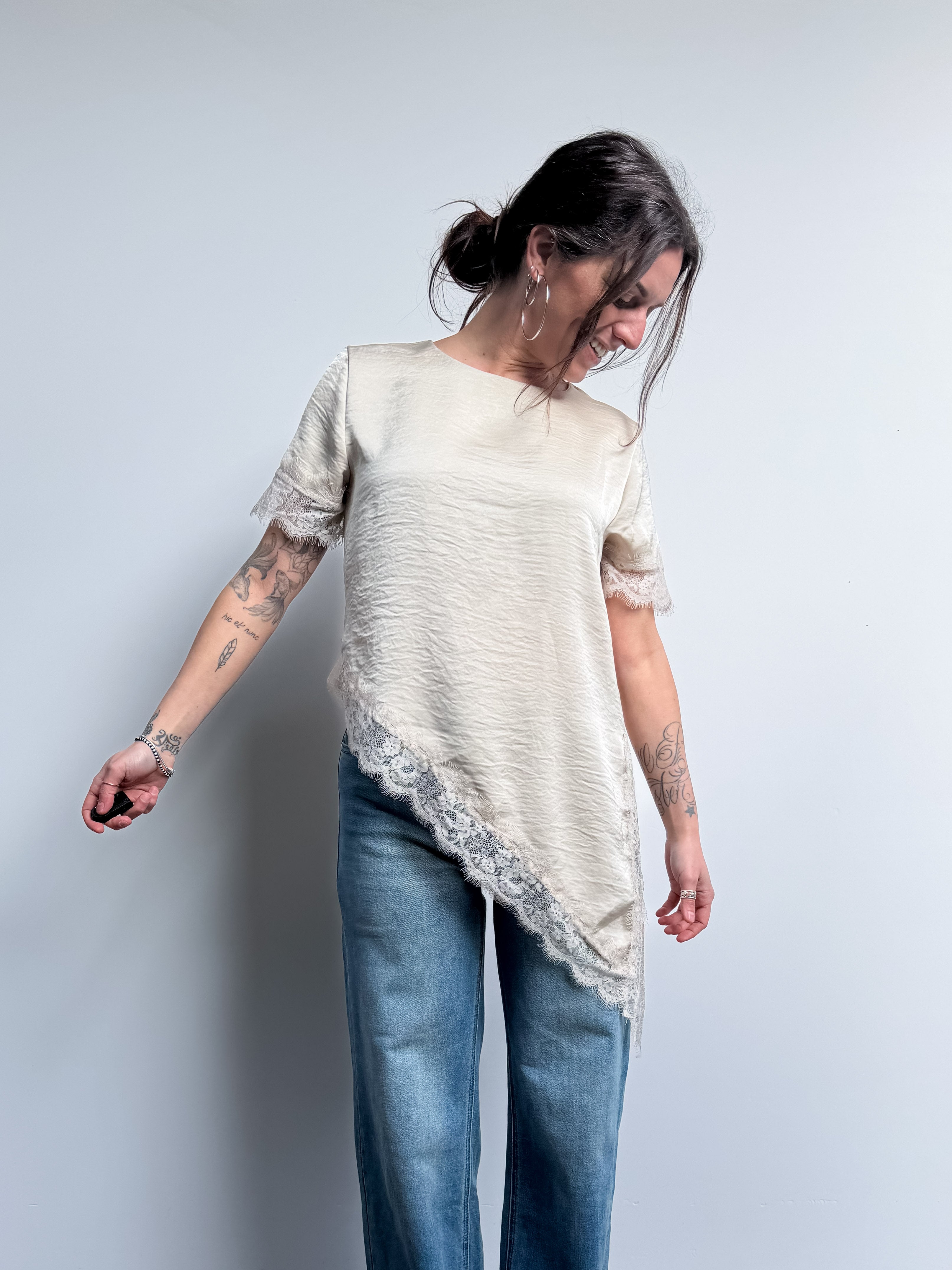 T-shirt in satin assimetrica