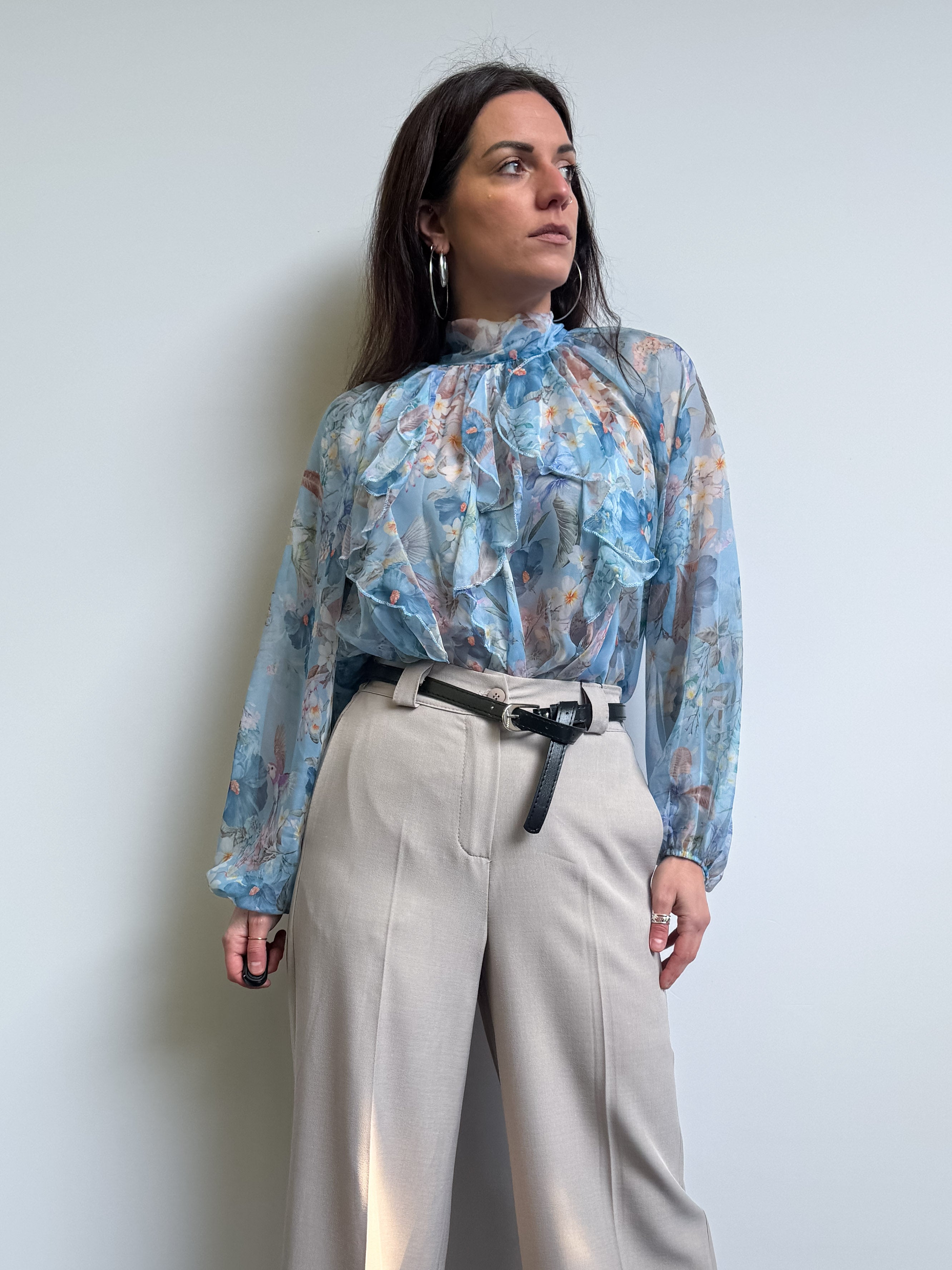 Blusa floreale con rouches e fiocco