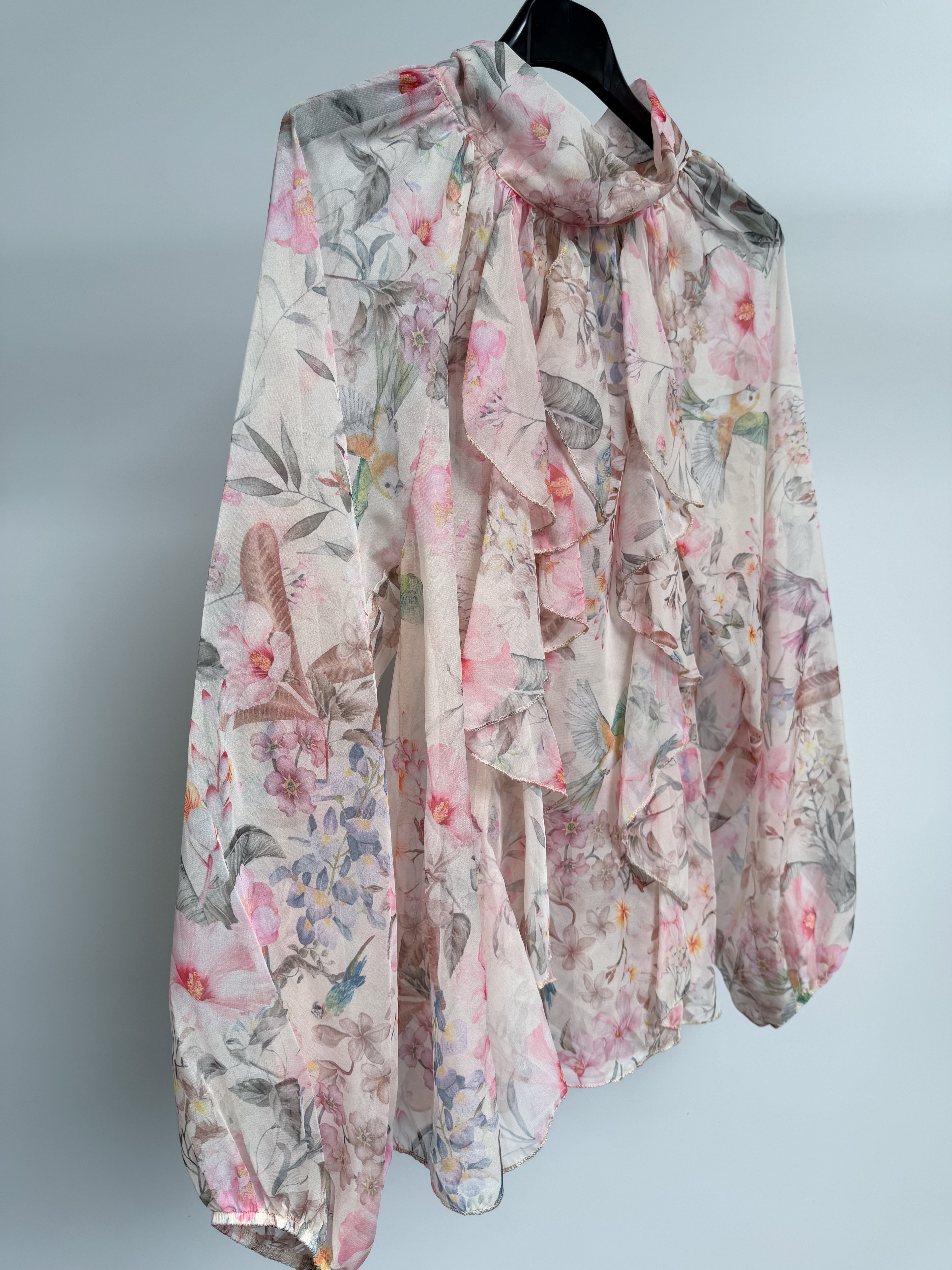 Blusa floreale con rouches e fiocco