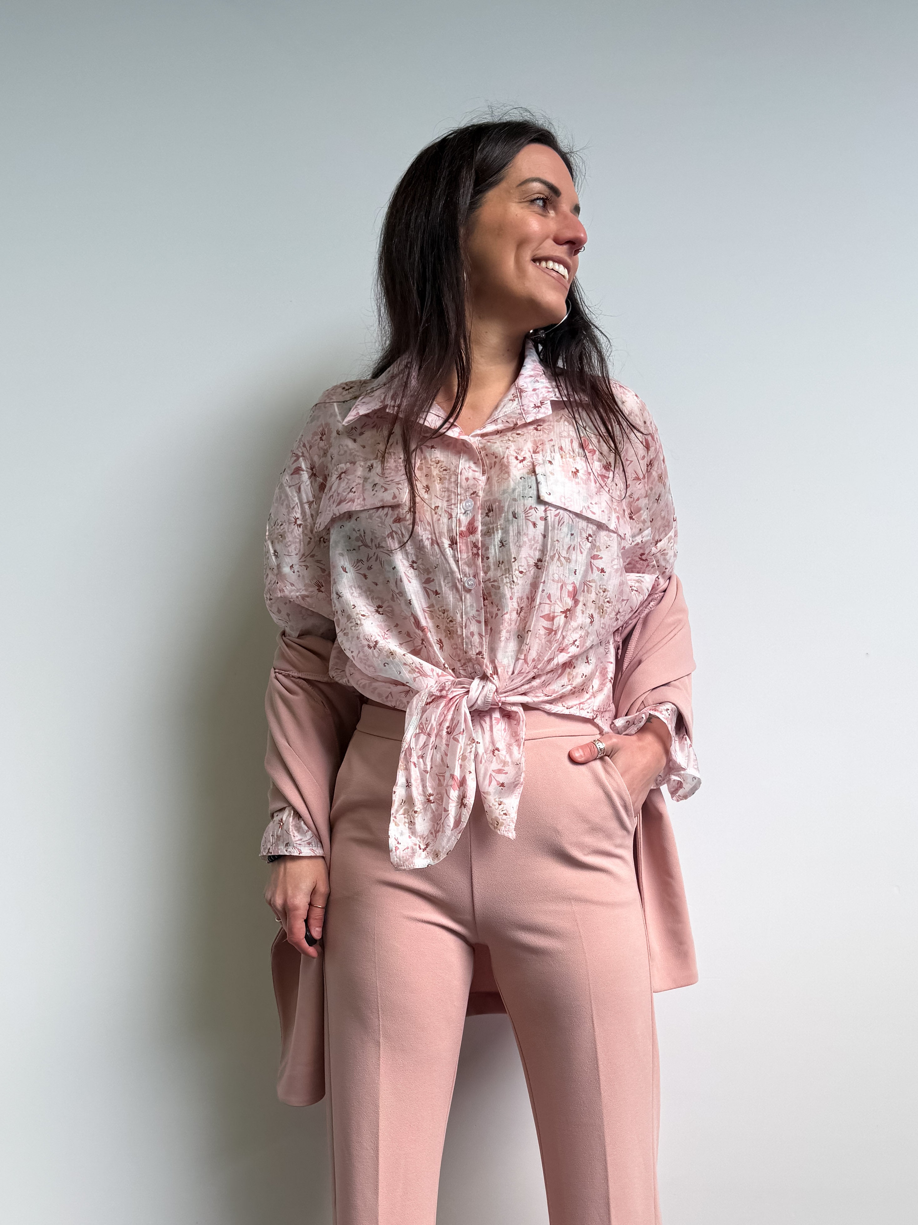 Camicia floreale con nodo