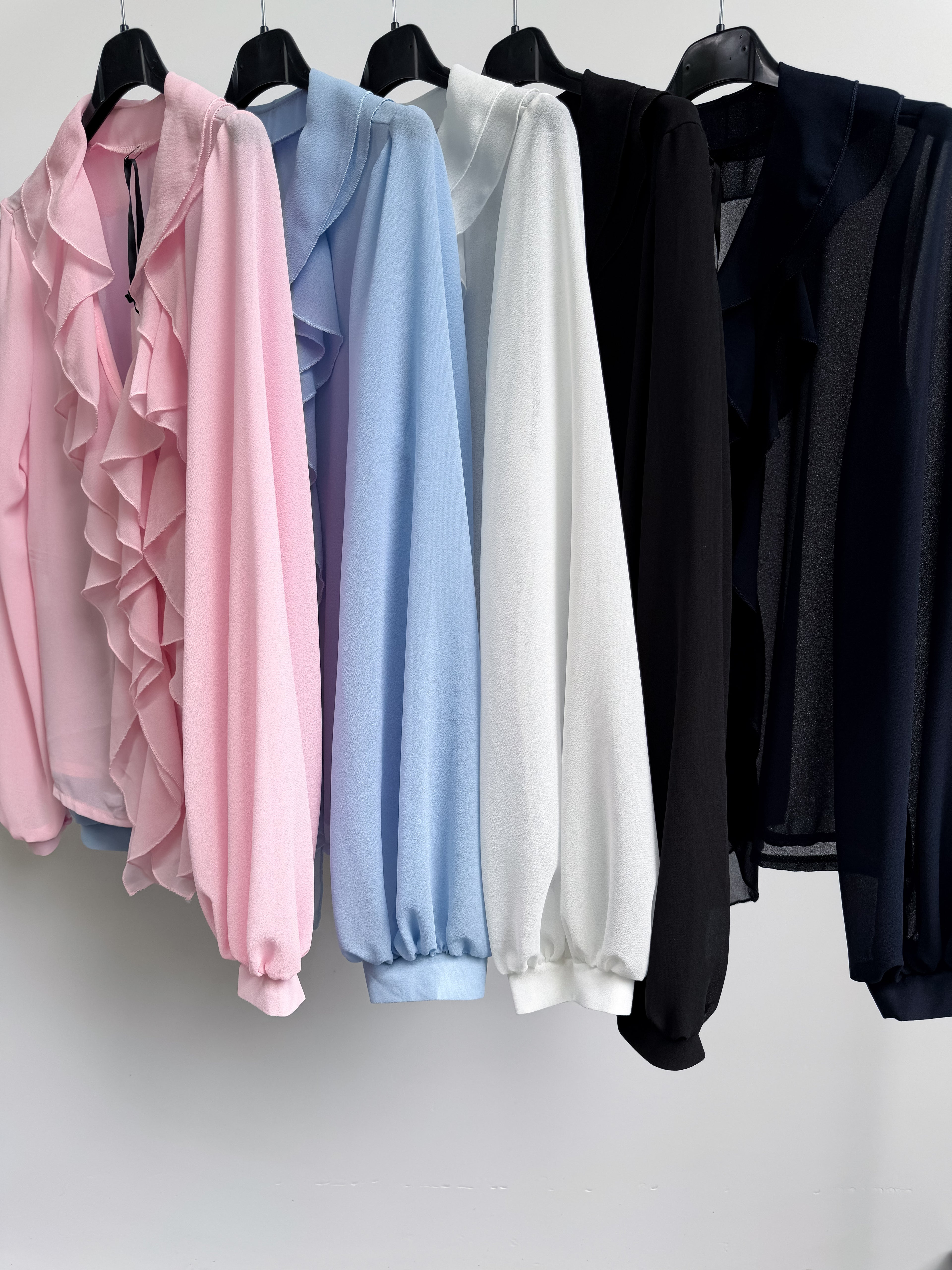 Blusa scollata con rouches