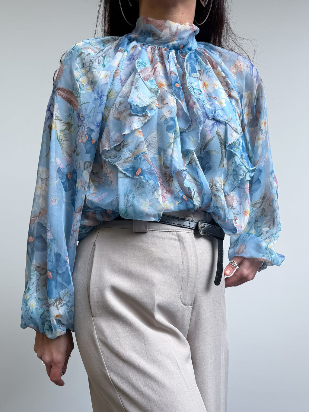 Blusa floreale con rouches e fiocco