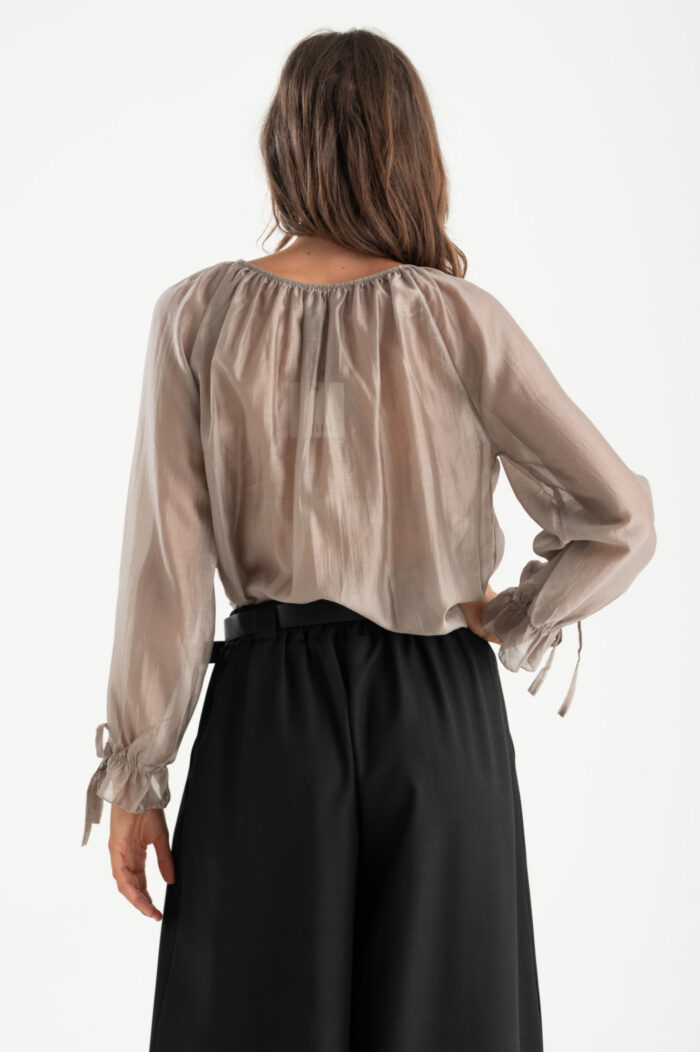 Blusa velata con rouches - immagine 3