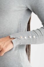 Maglia collo v polso bottoncini - immagine 2