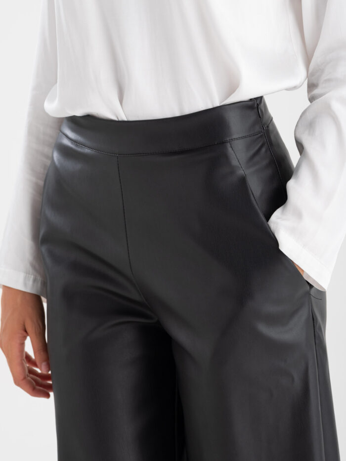 Pantalone in ecopelle a 3/4 - immagine 2